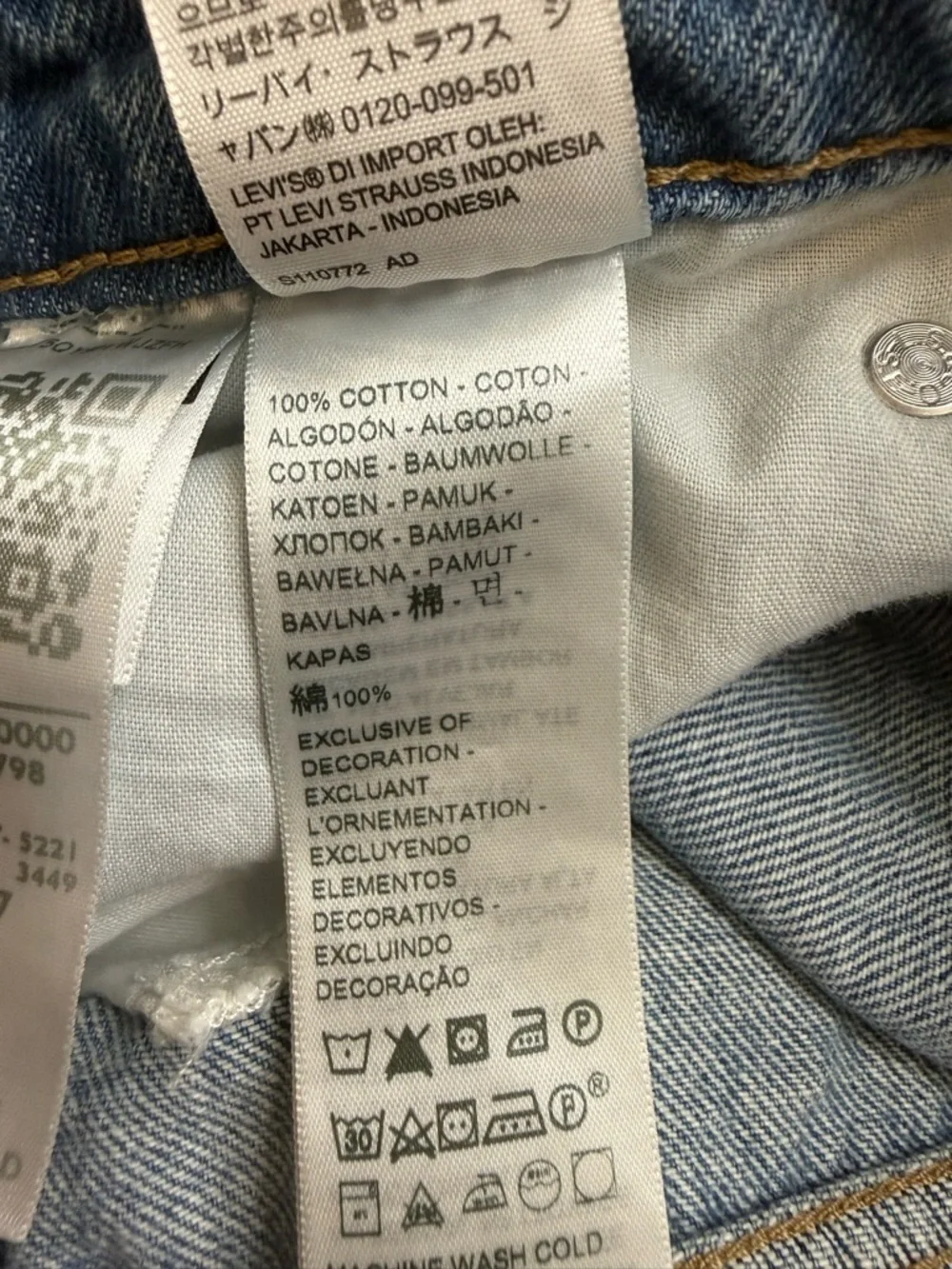Levi's High Waisted Notch Mom Jeans, Button Fly Size 29 Tapered Leg